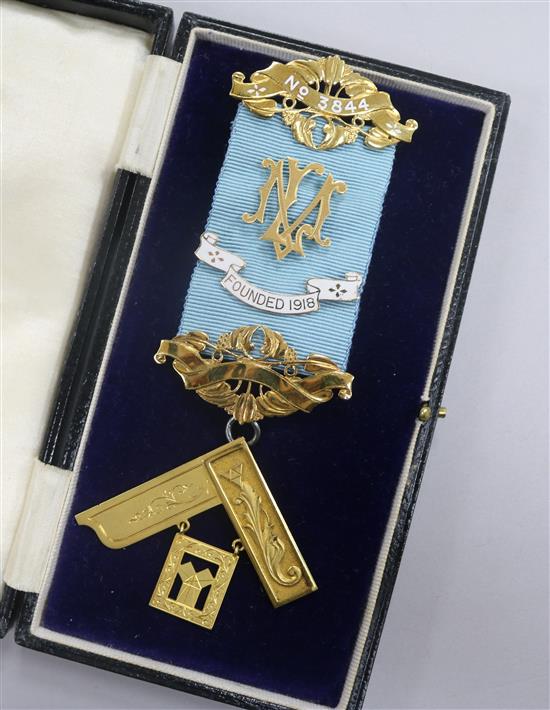 A cased 14ct gold masonic jewel.